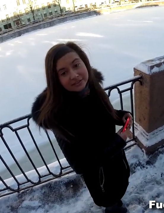 Я забыл свой фотоаппарат в отеле. Может зайдем ко мне?