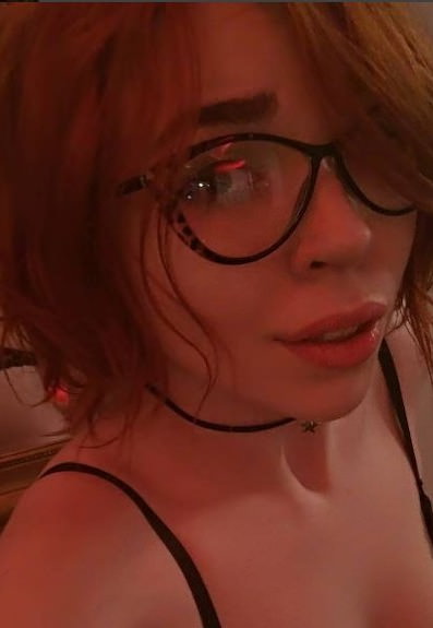 Рыжая девочка ублажает своего приятеля