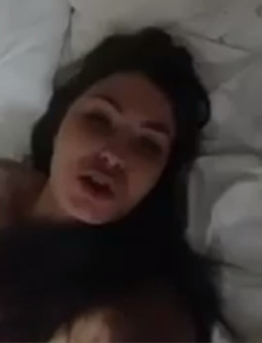 Две телки трахают парня, и ведут трансляцию в 