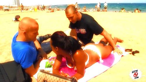 Заманили в гости симпатичную девчушку / Noemilk (Dos Pollones para Noemilk) (2013) HD 720p